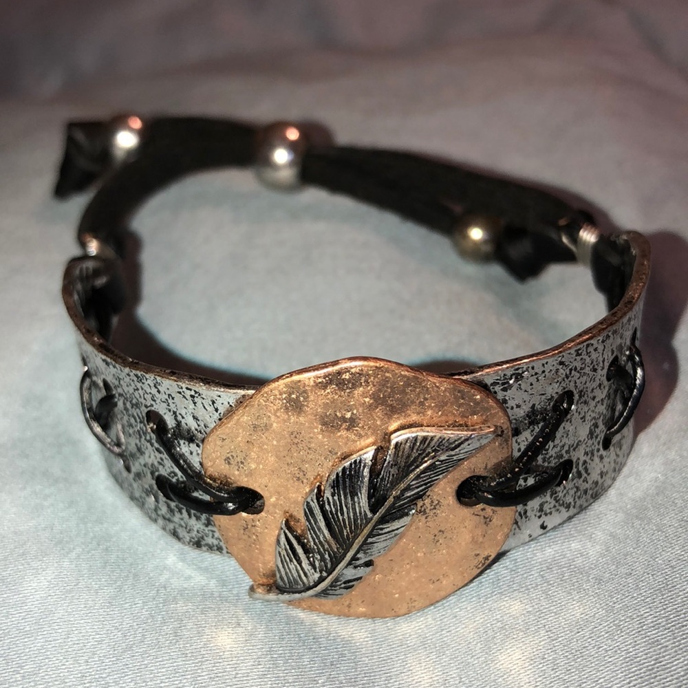 Beautiful bracelet! Adjustable leather straps.